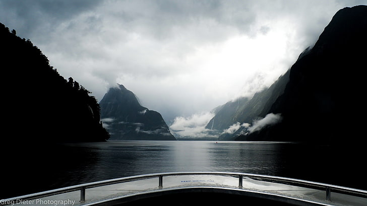 бяла и черна лодка с ремарке, Нова Зеландия, природа, Милфорд Саунд, езеро, лодка, облаци, отражение, море, сиво, HD тапет