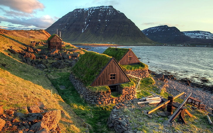 natureza, paisagem, agua, mar, Islândia, casa, madeira, rocha, pedras, grama, montanhas, colinas, nuvens, pico nevado, costa, HD papel de parede