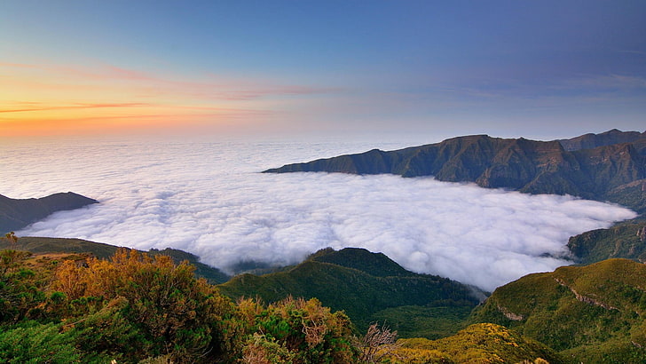 въздушна фотография на планина и мъгливо небе, пейзаж, облаци, природа, HD тапет