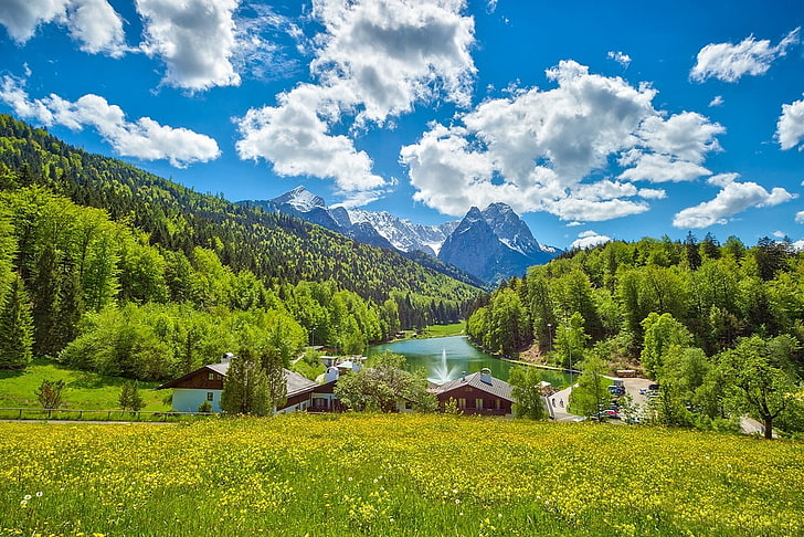 水、湖、ドイツ、夏、雲、緑、家、野生の花、山、森、自然、風景、フィールドの近くの家、 HDデスクトップの壁紙