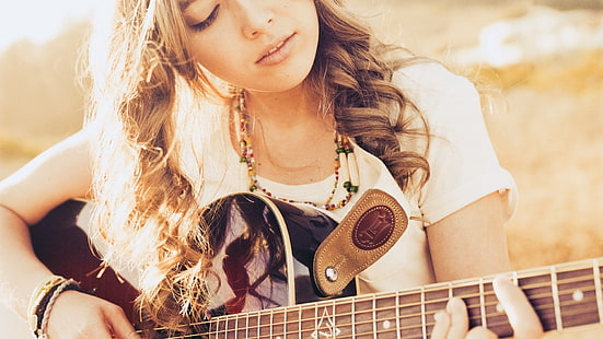Brown Hair Dziewczyna grająca na gitarze, brązowa, dziewczyna, gitara, włosy, gra, gorące laski i dziewczyny, Tapety HD HD wallpaper