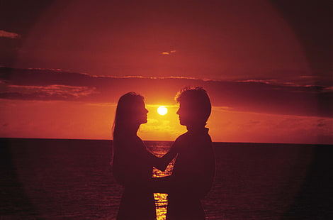 silhouette photo of man and woman, couple, sun, man, woman, sunset, love, sea, HD wallpaper HD wallpaper