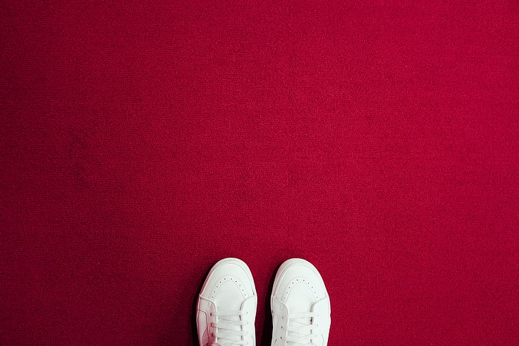 zapatos blancos con cordones, zapatillas de deporte, piernas, alfombra, rojo, Fondo de pantalla HD