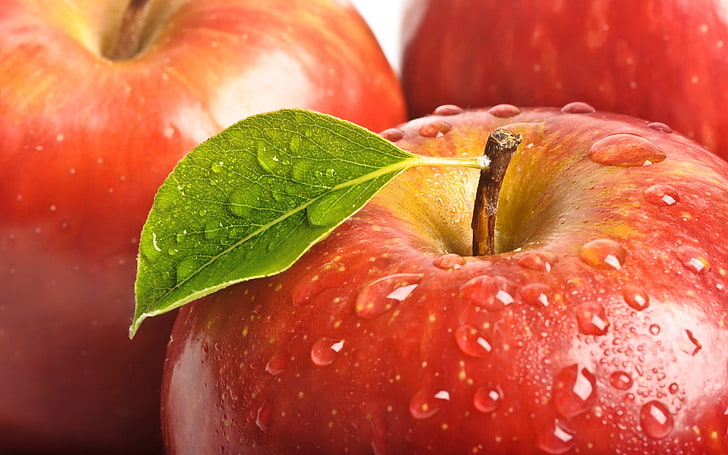 три червени ябълки, плодове, листа, червени, капка, ябълка, едър план, HD тапет