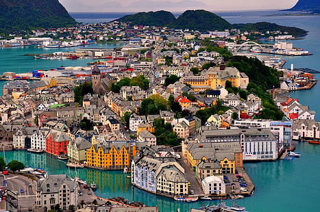 Alesund, Noruega, Alesund, Noruega, céu, mar, montanhas, casas, porto, paisagem, ilha, árvores, ponte, navio, barco, iate, HD papel de parede HD wallpaper