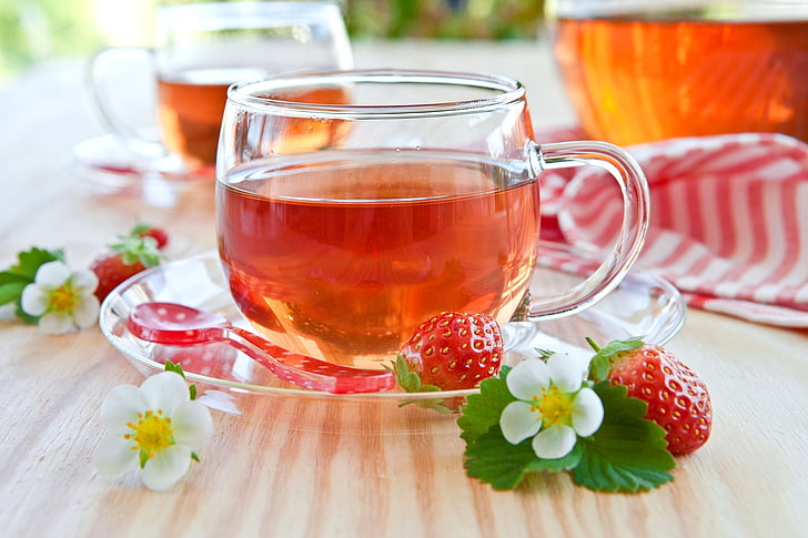 tazza da tè in vetro trasparente con piattino, tè, tazza, piattino, stoviglie, cucchiaio, fragola, fragole, bacche, rosso, foglie, fiori, Sfondo HD