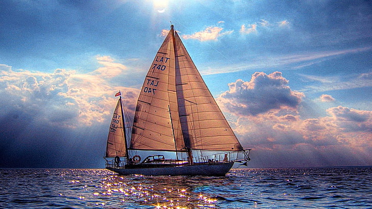 帆船、ヨット、帆、太陽光線、空、光線、穏やかな、海、水、セーリング、輝く、雲、 HDデスクトップの壁紙