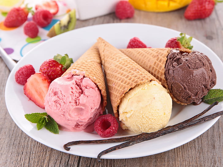 Helado, postre, fresa, helado de vainilla y chocolate en cono con palitos de canela y rodajas de frutas de fresa, hielo, crema, postre, Fondo de pantalla HD