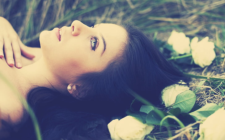 white roses, brunette, face, grass, lying, mood, HD wallpaper