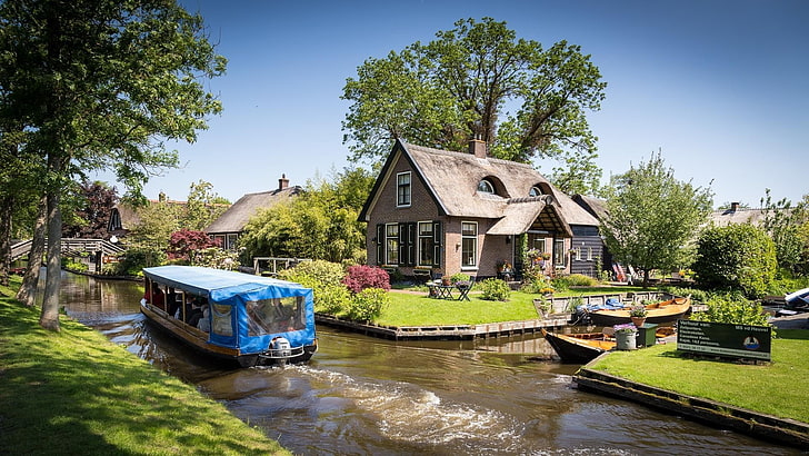 blue and gray boat, architecture, house, Netherlands, water, trees, garden, grass, village, boat, Tourism, people, flowers, canal, summer, Giethoorn, HD wallpaper