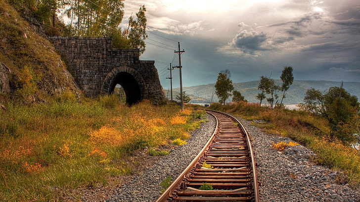 коричневые рельсы поезда, фотография, железнодорожный путь, HD обои