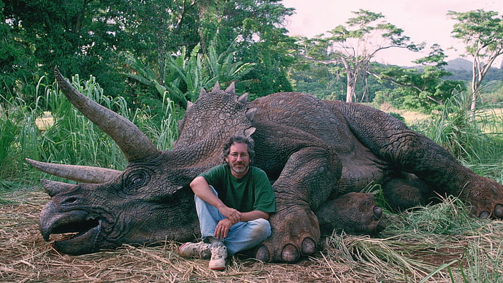 erkekler yeşil tişörtlü, erkekler, Film yönetmenleri, Steven Spielberg, kot pantolon, ünlü, Jurassic Park, dinozorlar, oturma, Tişört, gözlük, sakal, orman, ağaçlar, doğa, izleyici, Triceratops, HD masaüstü duvar kağıdı