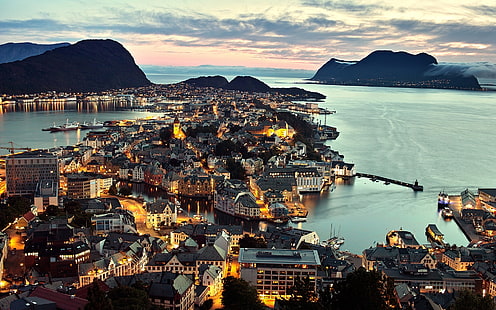 ノルウェーオーレスン市、夜景、ライト、海、家、ノルウェー、オーレスン、市、夜、ビュー、ライト、海、家、 HDデスクトップの壁紙 HD wallpaper