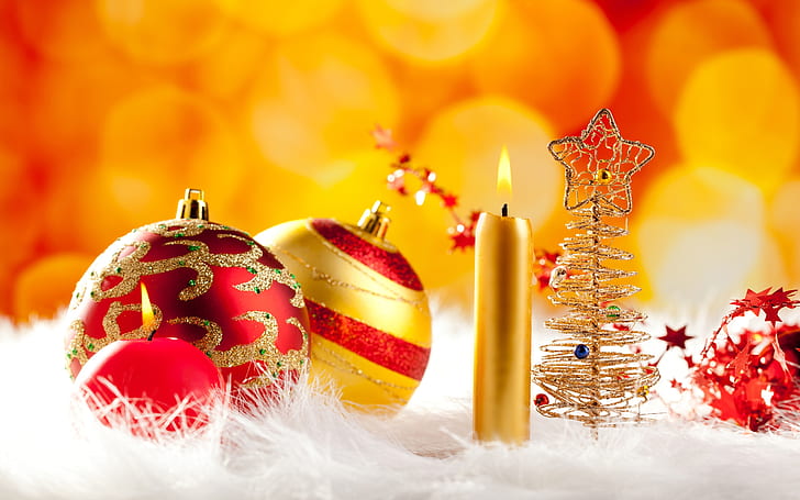 Adornos navideños preciosos, adornos navideños rojos y dorados y velas, bolas, árboles, luces, celebración, Fondo de pantalla HD