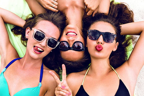 grupo de mujeres, modelo, chicas, sonrientes, mujeres con gafas, amigas, tres mujeres con gafas de sol warfarer, grupo de mujeres, modelos, amigas, sonrientes, mujeres con gafas, Fondo de pantalla HD HD wallpaper