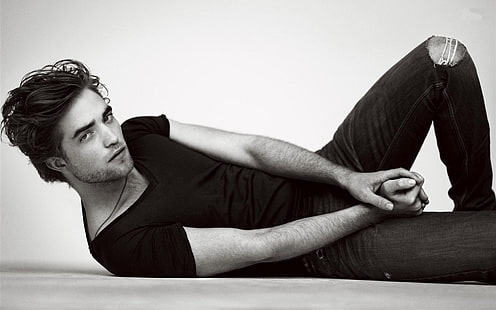 Robert Pattinson quente, camisa de gola v masculina em tons de cinza, celebridades masculinas, Robert Pattinson, hollywood, ator, americano, HD papel de parede HD wallpaper