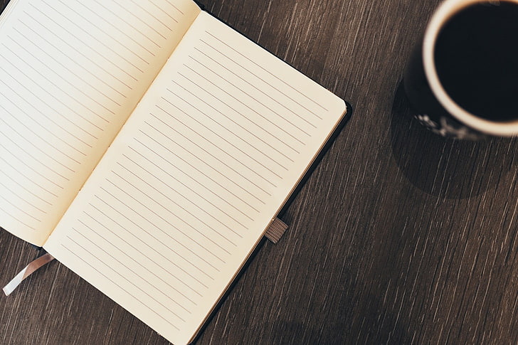 cuaderno blanco encima de la mesa de madera marrón, mesa, notas, cuadernos, Fondo de pantalla HD