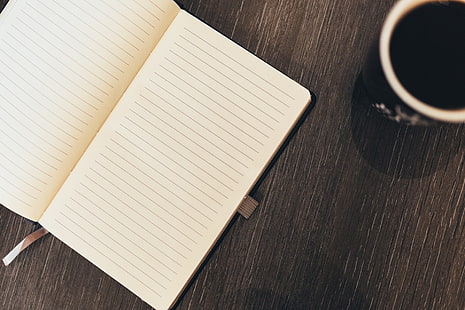 caderno branco em cima da mesa de madeira marrom, mesa, notas, cadernos, HD papel de parede HD wallpaper