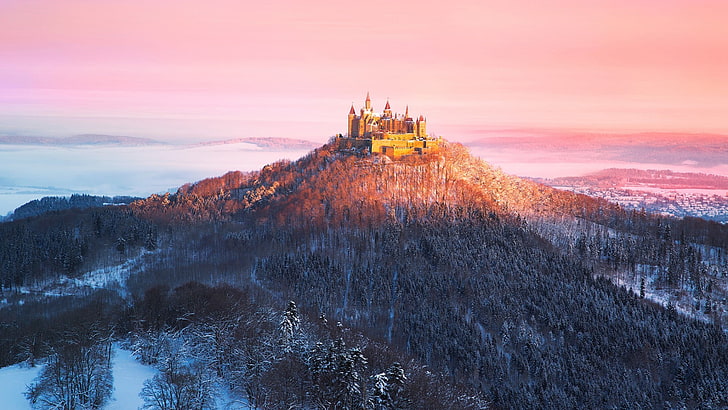 château sur la montagne, paysage, bâtiment, nuages, collines, arbres, forêt, Hohenzollern, château, Allemagne, hiver, neige, brouillard, coucher de soleil, Fond d'écran HD