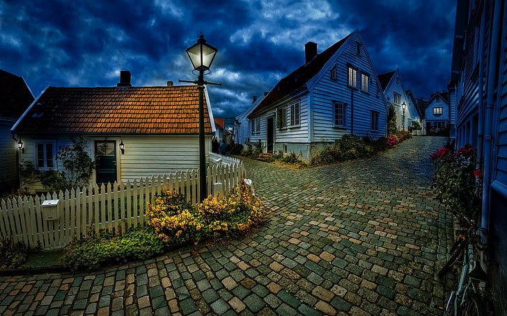 arquitectura, edificio, naturaleza, Noruega, casa, noche, calle, pueblo, farola, colinas, nubes, valla, calma, Fondo de pantalla HD