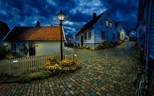 arquitectura, edificio, naturaleza, Noruega, casa, noche, calle, pueblo, farola, colinas, nubes, valla, calma, Fondo de pantalla HD HD wallpaper