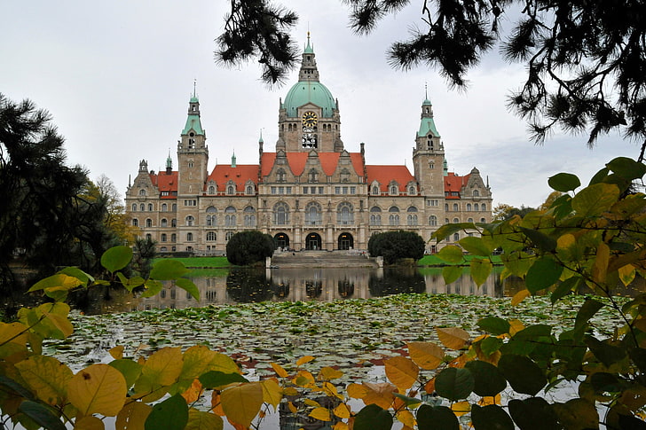 struttura bianca, arancione e verde acqua, paesaggio, stagno, parco, Germania, Hannover, nuovo municipio, Sfondo HD
