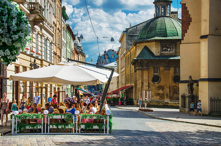 Edificio de cúpula verde y marrón, Ucrania, Lviv, calle, cafés, Fondo de pantalla HD
