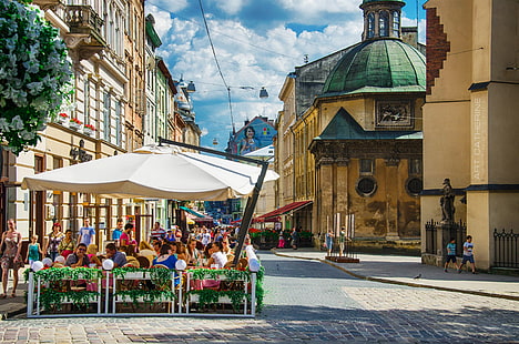 緑と茶色のドームの建物、ウクライナ、リヴィウ、通り、カフェ、 HDデスクトップの壁紙 HD wallpaper