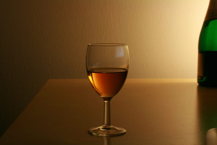 bicchiere di vino chiaro con liquido interno sul tavolo, chiaro, bicchiere di vino, liquido, interno, vino da tavola, bottiglia di vino, alcool, bevanda, bicchiere, Sfondo HD