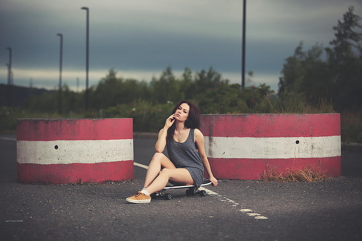 mulher de vestido sem mangas cinza, sentado no skate, posando com uma mão no rosto, skate, mulheres, pernas, HD papel de parede