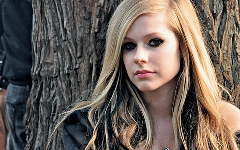 foto av Avril Lavigne, Avril Lavigne, sångare, kändis, tittar på tittaren, kvinnor, blond, långt hår, HD tapet HD wallpaper