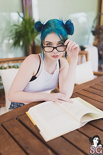 Suicide Girls ผู้หญิงผมสีฟ้าไม้แว่นตาหนังสือรอยสัก Kuroha Suicide โต๊ะ, วอลล์เปเปอร์ HD HD wallpaper