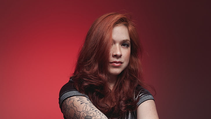 model, portrait, redhead, women, 500px, red background, RB Retratos, tattoo, HD wallpaper