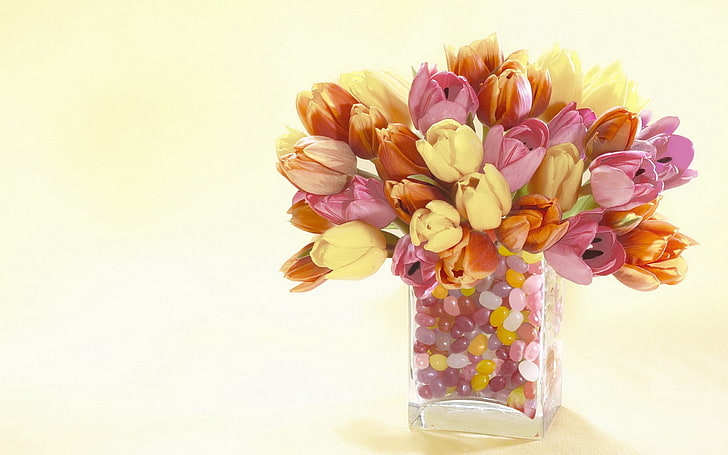pengaturan bunga kuning, oranye, dan merah muda, tulip, bunga, vas, batu, dekoratif, Wallpaper HD