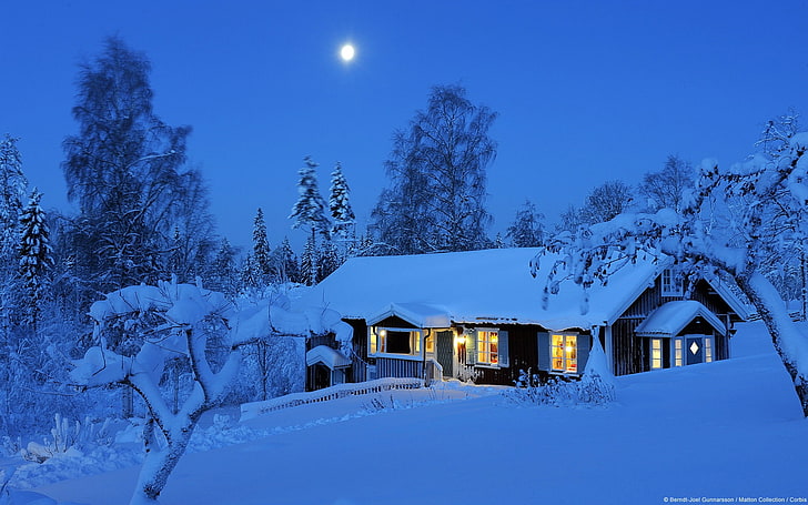 Zimowy wiejski dom - tapeta HD z systemem Windows 10, dom pokryty śniegiem, Tapety HD