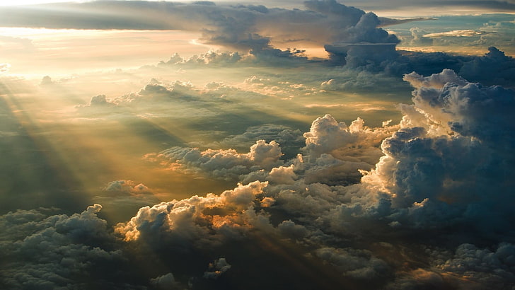 солнечные лучи сияют на огромных облаках, облаках, небе, солнечных лучах, природе, солнечном свете, цветовой коррекции, HD обои