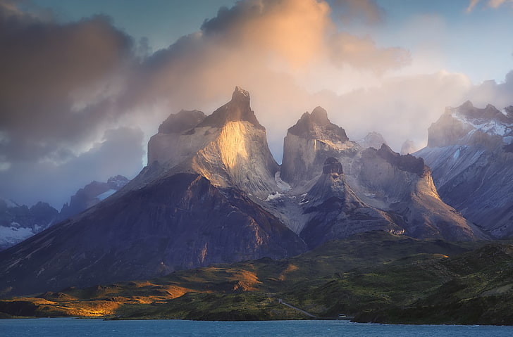 klippiga berg, fotografi, landskap, natur, morgon, solljus, berg, moln, sjö, väg, bussar, Torres del Paine, Patagonia, nationalpark, Chile, HD tapet