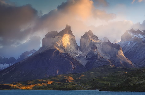 klippiga berg, fotografi, landskap, natur, morgon, solljus, berg, moln, sjö, väg, bussar, Torres del Paine, Patagonia, nationalpark, Chile, HD tapet HD wallpaper