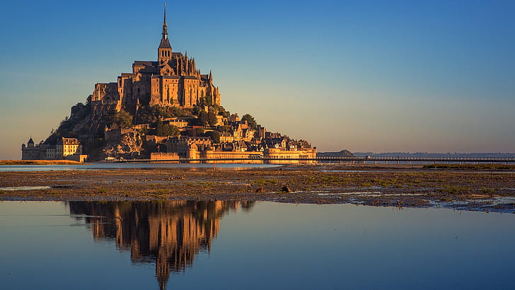 alta marea, cielo sereno, baia di Mont-Saint-Michel, Francia, baia, abbazia, Sfondo HD
