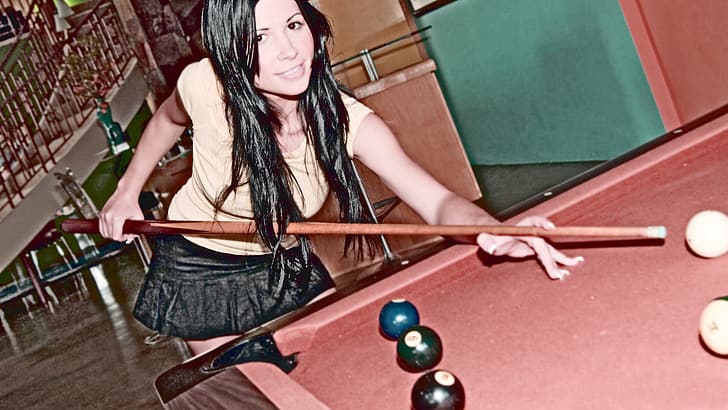 Rebecca Linares, Billardkugeln, Billardqueue, schwarzes Hemd, schwarze Haare, Blick auf den Betrachter, HD-Hintergrundbild