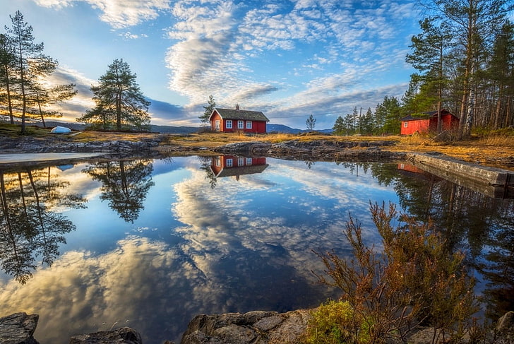 Schwarzweiss-Boot mit Anhänger, Häuschen, See, Bäume, Wolken, Reflexion, Wasser, Gras, Natur, Landschaft, HD-Hintergrundbild
