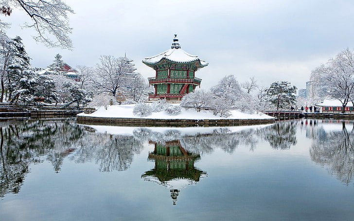 Gyeongbok palace south korea winter-High Quality W.., green and red temple near body of water, HD wallpaper