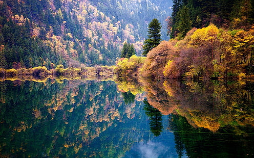 зеленые деревья и водоем, водоем возле леса, природа, пейзаж, синий, отражение, осень, лес, озеро, горы, красочные, вода, Китай, деревья, HD обои HD wallpaper