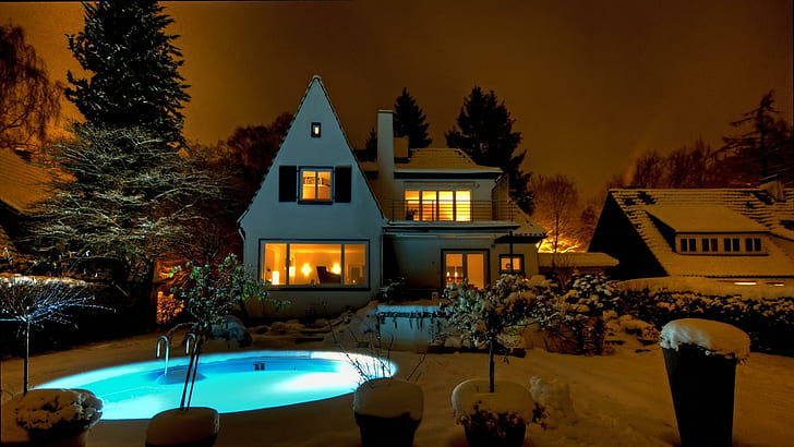 Belle piscine arrière-cour en hiver, maison en béton blanc, lumières, maison, hiver, nuit, piscine, nature et paysages, Fond d'écran HD