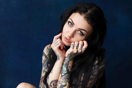 mujer, tatuaje, retrato, piercing, anillos en la nariz, cabello negro, nariz perforada, Fondo de pantalla HD HD wallpaper