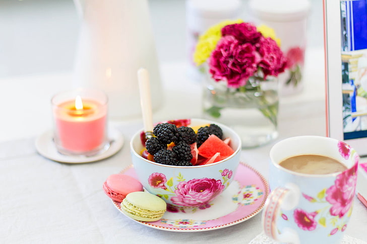 bowl of black raspberries and plate of French macaroons, flowers, berries, coffee, candle, cookies, vase, fruit, grapefruit, BlackBerry, bowl, macaron, HD wallpaper