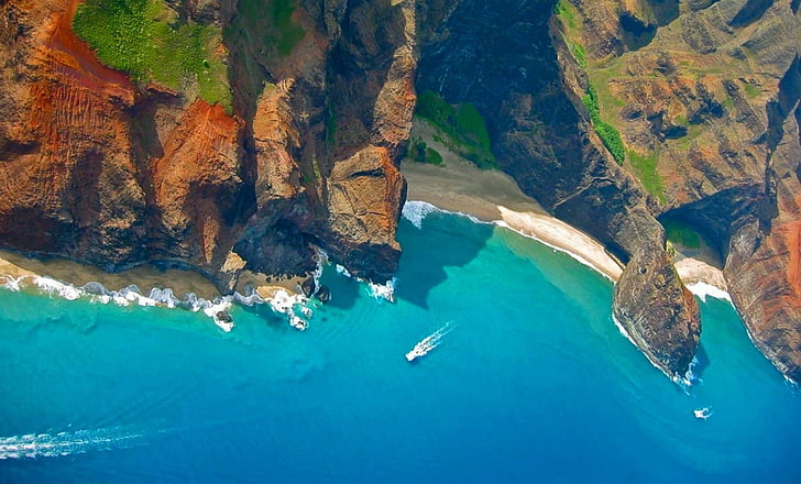 茶色と緑の崖、カウアイ島、ハワイ、島、山、ビーチ、海、砂、崖、海岸、空撮、休暇、自然、風景、ナパリ海岸の平面図、 HDデスクトップの壁紙