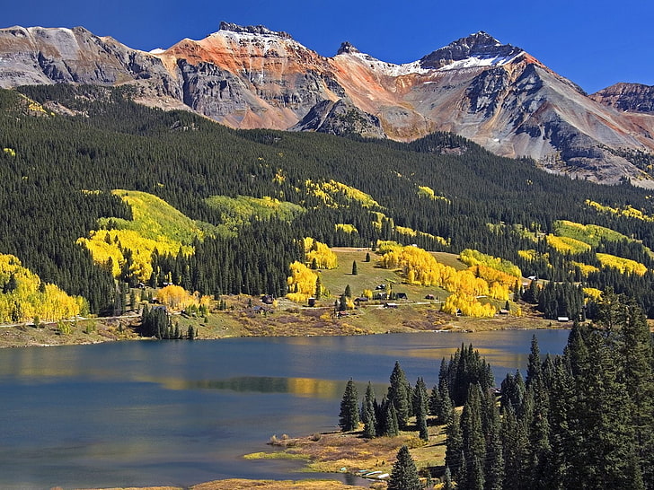 водоем, горы, деревья, ели, осень, цвета, зеленый, желтый, вода, HD обои