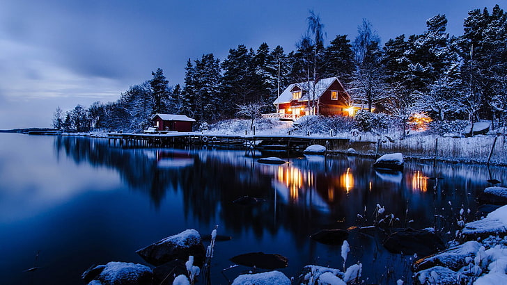 водно тяло, осветена къща близо до спокойно водно пространство по време на златен час, нощ, пейзаж, пространство, зима, езеро, вечер, сняг, спокойствие, спокойни води, отражение, синьо, HD тапет