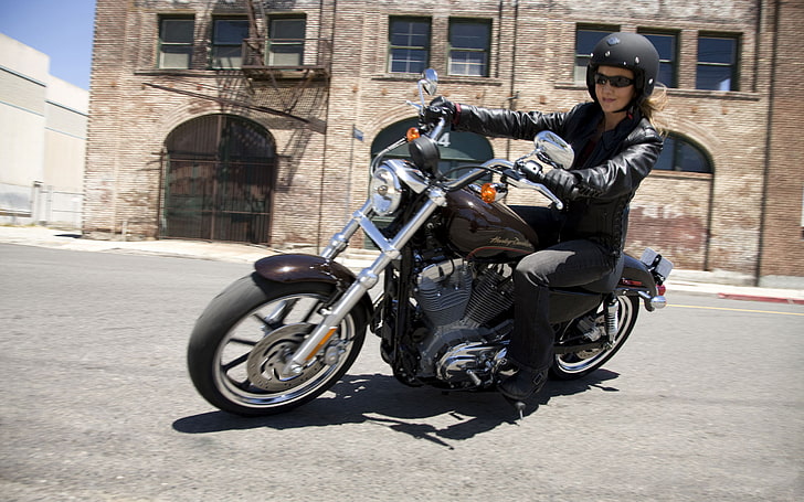 коричневый мотоцикл и женский черный полушлем, девушка, лицо, стиль, настроение, ветер, размытие, поворот, мотоцикл, байкер, седло, ну, как, новый, Harley-Davidson, хорошо, это, так, боке., XL 883L, маневренный, Sportster, выглядит, здесь, низкий, высокий, 883 SuperLow, управляемый, HD обои